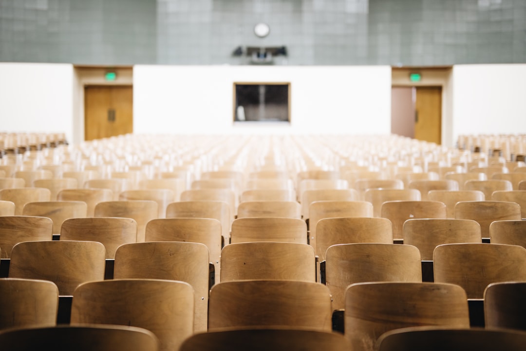 empty-chairs-in-theater-ewgmqs2tmji